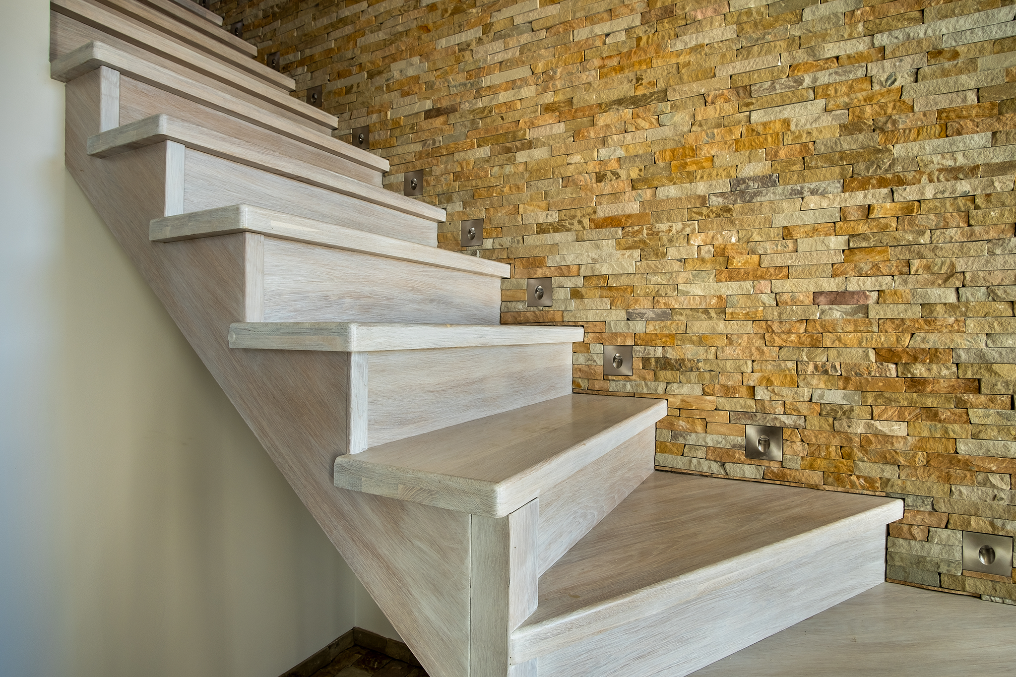 Ihre alte Treppe ist in die Jahre gekommen? Jetzt Ihr Treppenhaus in Burgdorf modernisieren lassen.