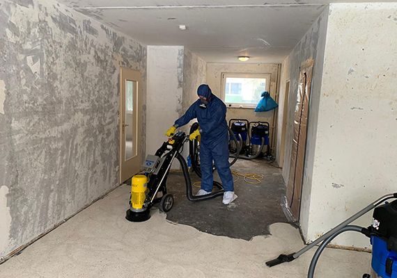 fj_service_asbestsanierung_raumansicht_fussboden_schleifen_570x400 fj_service_asbestsanierung_raumansicht_fussboden_schleifen